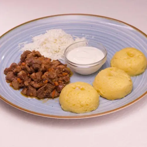 Mămăligă cu tocanită