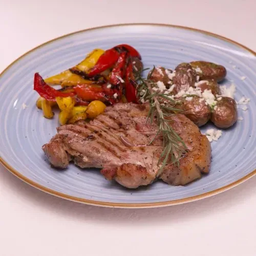 Ceafă de porc cu cartofi și legume