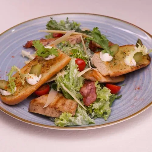 Salată caesar cu pui