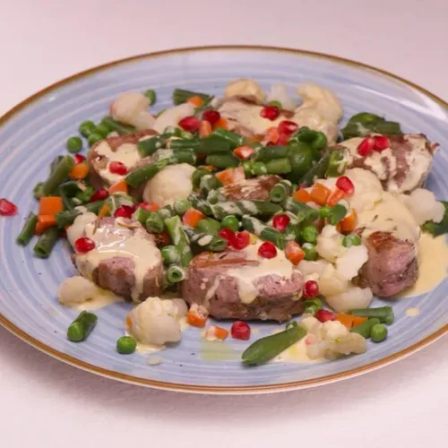 Medalion de porc cu legume blanch