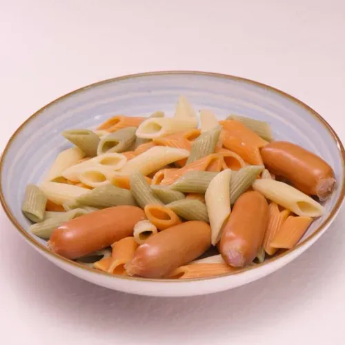 Penne colorate cu mini crenvuști