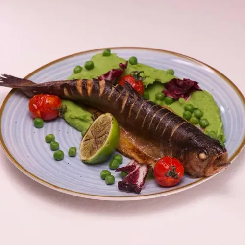 Păstrăv somonat cu piureu de mazăre