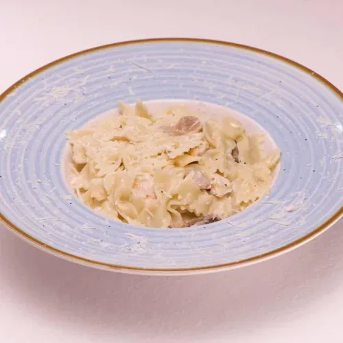 Farfalle cu pui si ciuperci